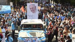 La peregrinación en los alrededores de la Catedral, tras la misa por el papa Francisco.