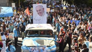 La peregrinación en los alrededores de la Catedral, tras la misa por el papa Francisco.