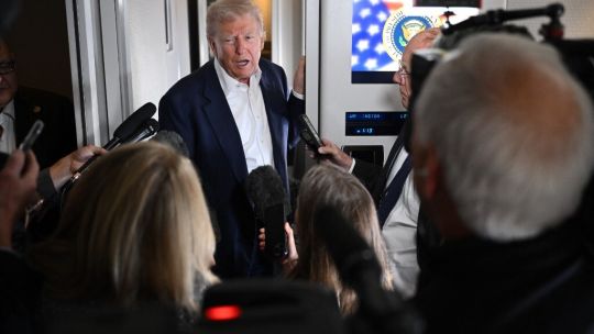 Donald Trump antes de viajar a Roma a despedir al Papa Francisco