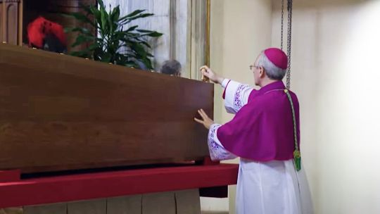 El lacrado de la tapa del papa Francisco, antes de guardar el feretro en su lugar de descanso definitivo.