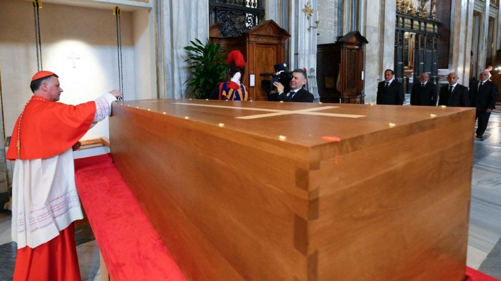 20250426 Foto tomada y distribuida  por The Vatican Media que muestra el rito del entierro del féretro del papa Francisco en la basílica de Santa María la Mayor