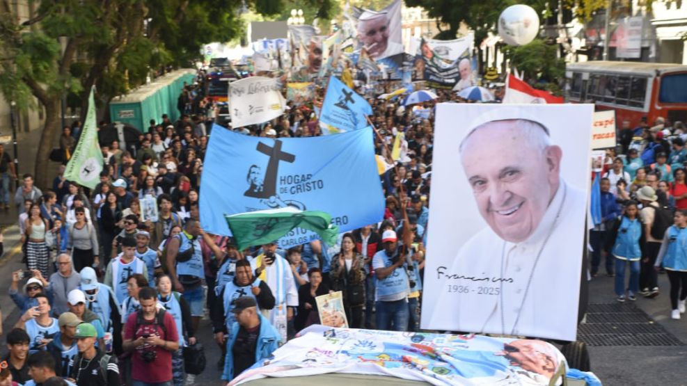 La peregrinación en los alrededores de la Catedral, tras la misa por el papa Francisco.