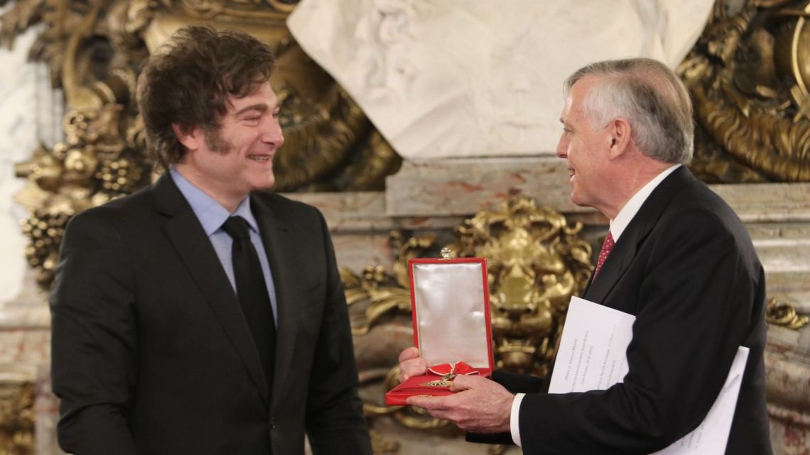 Javier Milei condecoró al economista Huerta de Soto, "el anarco capitalista más importante del mundo"