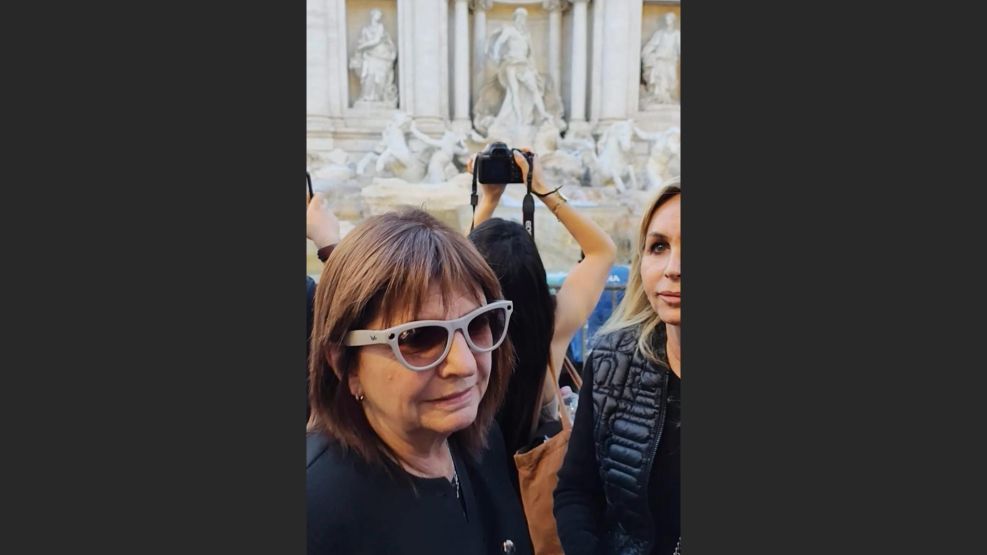 Después de despedir al papa Francisco Patricia Bullrich aprovechó para caminar por Roma.