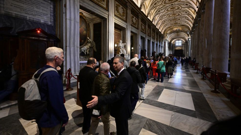 Largas filas para visitar la tumba del papa Francisco en Roma.