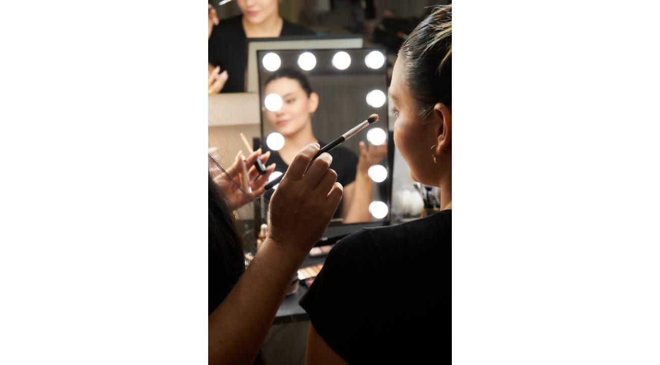 Los 5 productos de maquillaje que toda mujer debería tener en su neceser.