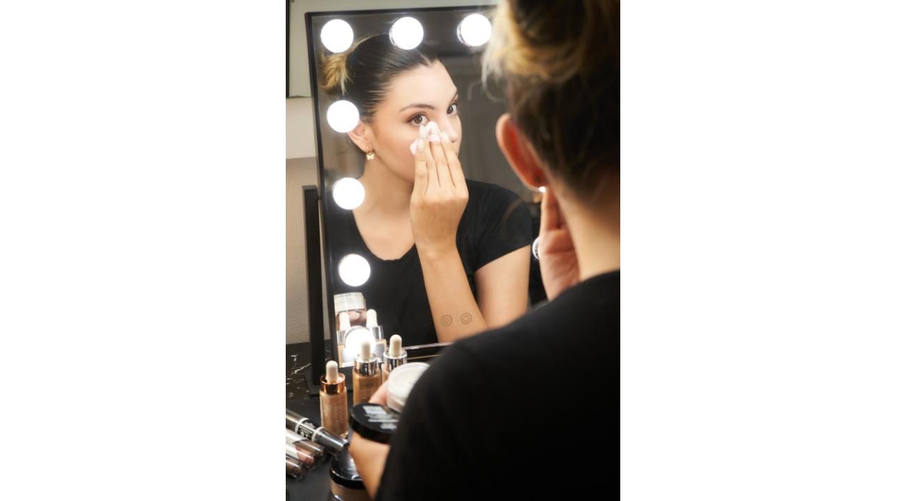 Los 5 productos de maquillaje que toda mujer debería tener en su neceser.