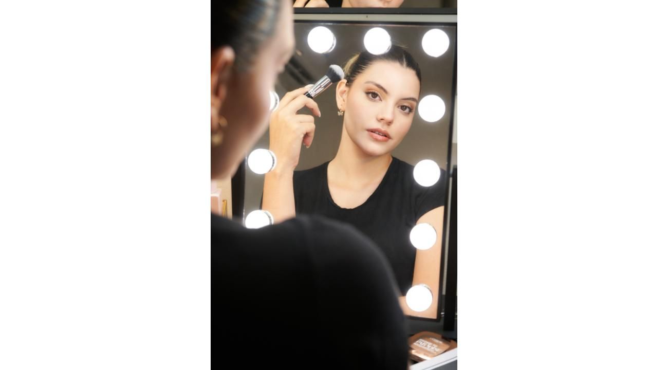 Los 5 productos de maquillaje que toda mujer debería tener en su neceser.