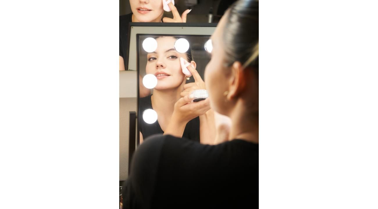 Los 5 productos de maquillaje que toda mujer debería tener en su neceser.