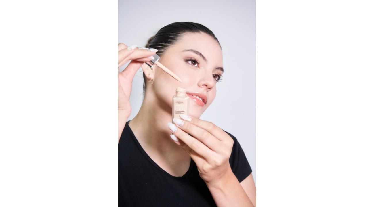 Los 5 productos de maquillaje que toda mujer debería tener en su neceser.