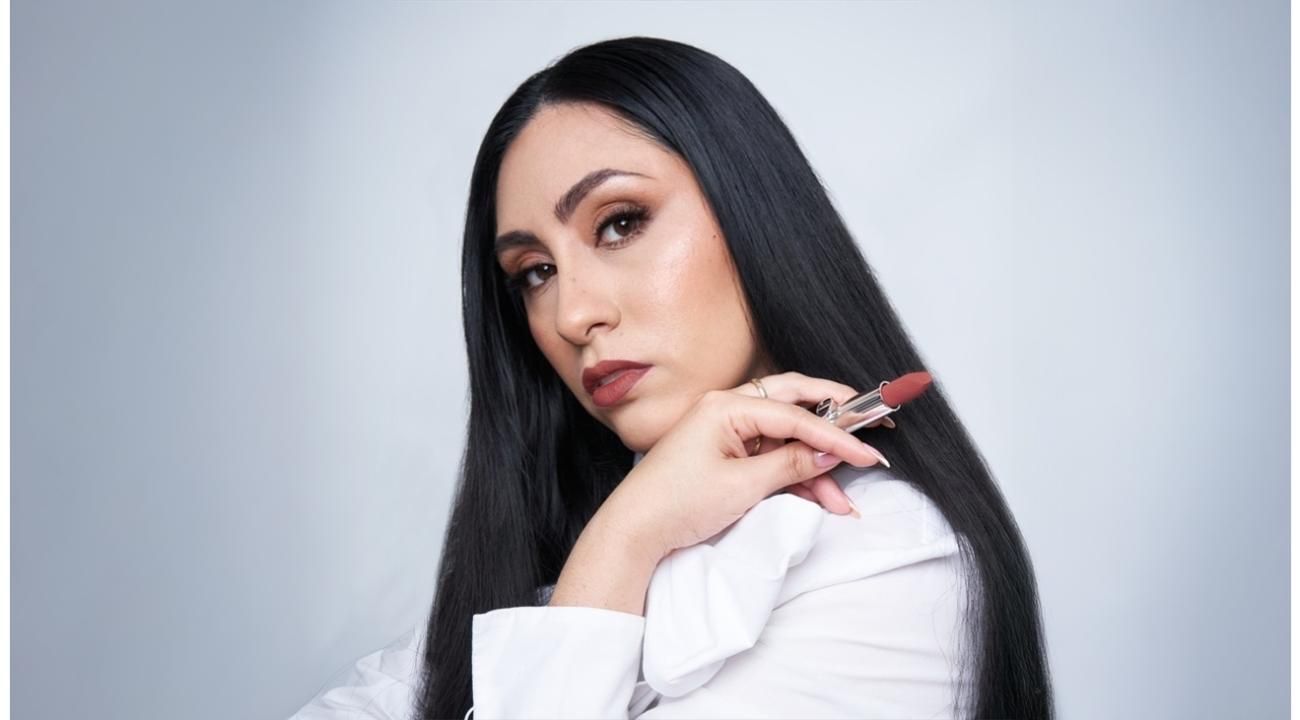 Los 5 productos de maquillaje que toda mujer debería tener en su neceser.