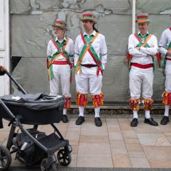 Bailarines de Morris de los "Adlington Morris Men" asisten al "Día Nacional de la Danza" anual de las Organizaciones Conjuntas de Morris en Stockport, noroeste de Inglaterra. | Foto:OLI SCARFF / AFP