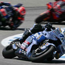 El piloto español de Gresini Racing MotoGP, Alex Márquez, rueda por delante del piloto francés Fabio Quartararo (Monster Energy Yamaha MotoGP) y del piloto italiano Francesco Bagnaia (Ducati Lenovo Team) durante el Gran Premio de España de MotoGP en el circuito de Jerez de la Frontera. | Foto:JAVIER SORIANO / AFP