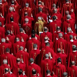 Imagen de miembros del clero orando en el funeral del papa Francisco en la Plaza de San Pedro, en el Vaticano. | Foto:Xinhua/Li Jing
