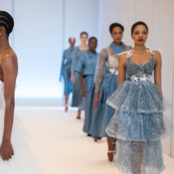 Imagen de modelos presentando creaciones durante la Semana de la Moda Sudafricana Primavera/Verano 2025, en Johannesburgo, Sudáfrica. | Foto:Xinhua/Ihsaan Haffejee
