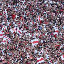 Los hinchas de River Plate animan a su equipo durante el partido del Torneo Apertura 2025 de la Liga Profesional de Fútbol Argentino entre River Plate y Boca Juniors en el estadio MAS Monumental de Buenos Aires. | Foto:ALEJANDRO PAGNI / AFP