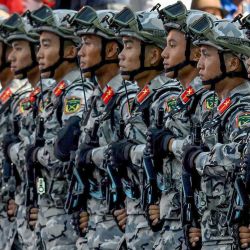 Soldados vietnamitas durante un ensayo para el desfile que conmemora el 50 aniversario de la caída de Saigón y el fin de la guerra de Vietnam en Ciudad Ho Chi Minh. | Foto:NHAC NGUYEN / AFP