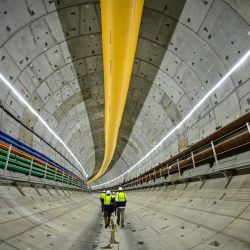 Trabajadores de la empresa Metro de Panamá caminan en la obra del túnel que cruzará bajo el Canal de Panamá, considerado uno de los proyectos de infraestructura más ambiciosos del país, como parte de la Línea 3 del sistema de transporte metropolitano en Arraiján, a unos 10 km al oeste de la Ciudad de Panamá. | Foto:MARTIN BERNETTI / AFP