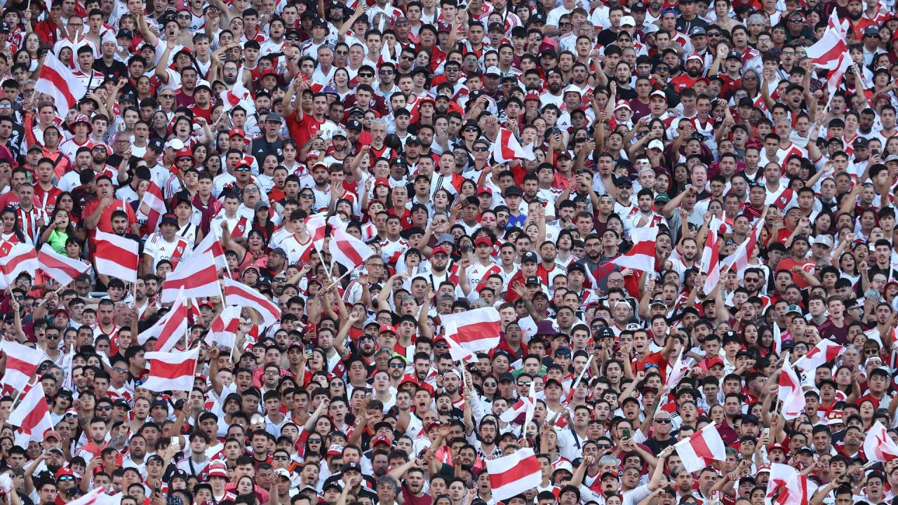 Los hinchas de River Plate animan a su equipo durante el partido del Torneo Apertura 2025 de la Liga Profesional de Fútbol Argentino entre River Plate y Boca Juniors en el estadio MAS Monumental de Buenos Aires. | Foto:ALEJANDRO PAGNI / AFP