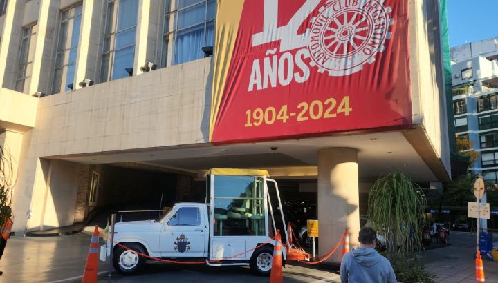 El Papamóvil que usó Juan Pablo II en su visita a la Argentina se expone en la sede del ACA