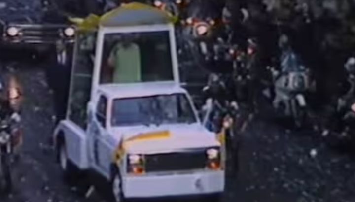 El papamóvil de Juan Pablo II en Argentina: la Ford que nació como una grúa y terminó en la historia