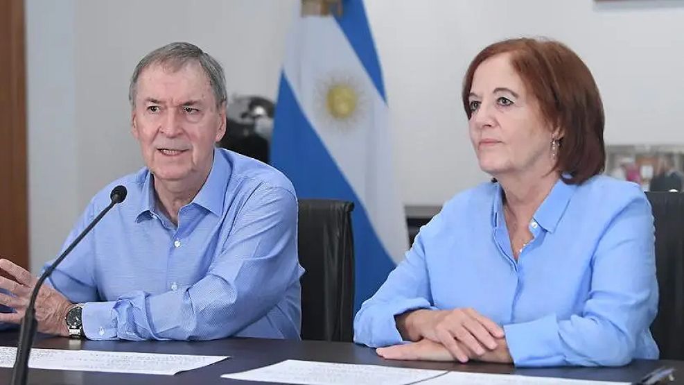 Juan Schiaretti junto a Alejandra Vigo