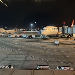 La nueva terminar de partidas de Ezeiza es grande, cómoda y con techos altos vidriados. Un placer para antes de viajar.