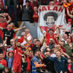 El delantero egipcio número 11 del Liverpool, Mohamed Salah, se toma una selfi con la afición tras marcar su cuarto gol durante el partido de la Premier League inglesa entre el Liverpool y el Tottenham Hotspur en Anfield, Liverpool, noroeste de Inglaterra. | Foto:Paul Ellis / AFP