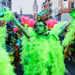 La gente participa en un desfile como parte de la séptima temporada de Fiestas de Lille3000, en Lille, norte de Francia. | Foto:SAMEER Al-DOUMY / AFP