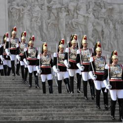 La guardia de honor italiana marcha en los escalones del Monumento a Víctor Manuel II durante una ceremonia para conmemorar el 80 aniversario del Día de la Liberación, en Roma, Italia. | Foto:Xinhua/Alberto Lingria