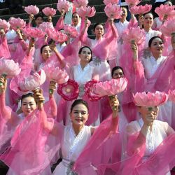 Los participantes asisten a una ceremonia de oración antes de un desfile de faroles como parte del "Festival de los Faroles de Loto" para celebrar el próximo cumpleaños de Buda, en Seúl. | Foto:Jung Yeon-je / AFP