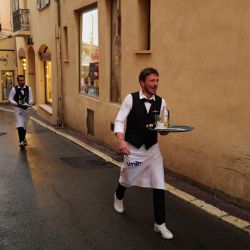 Un camarero participa en la tercera edición de la carrera "Course des garçons de café" en Saint-Tropez, sureste de Francia. | Foto:Valery Hache / AFP