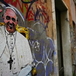 Una imagen muestra un collage del artista callejero Harry Greb que representa al Papa Francisco, en una calle de Roma. | Foto:GABRIEL BOUYS / AFP