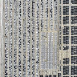 Una vista aérea muestra automóviles para exportación en un puerto de Nanjing, en la provincia oriental china de Jiangsu. | Foto:AFP