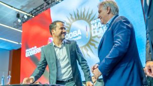 Marcos Torres junto a Martín Llaryora 