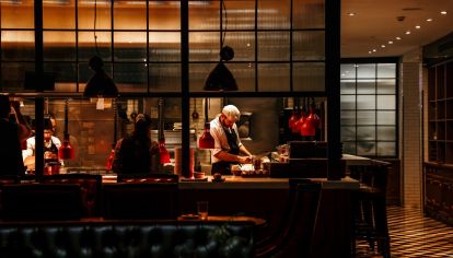 Provoletas, ribs, frutos de mar y una mesa dulce inolvidable: el restaurante del Four Seasons ofrece una experiencia gastronómica que cruza lujo, raíces locales y comfort food.