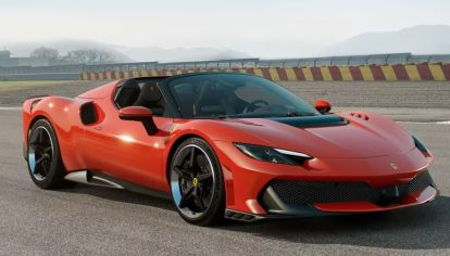 El sistema de propulsión híbrido tiene una potencia combinada de 880 CV.
