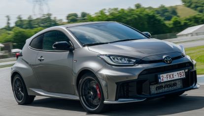 El deportivo ahora incorpora de serie los elementos del Touring Pack como son el volante y asientos delanteros calefactables y equipo de audio JBL, entre algunos de sus equipamientos destacados.