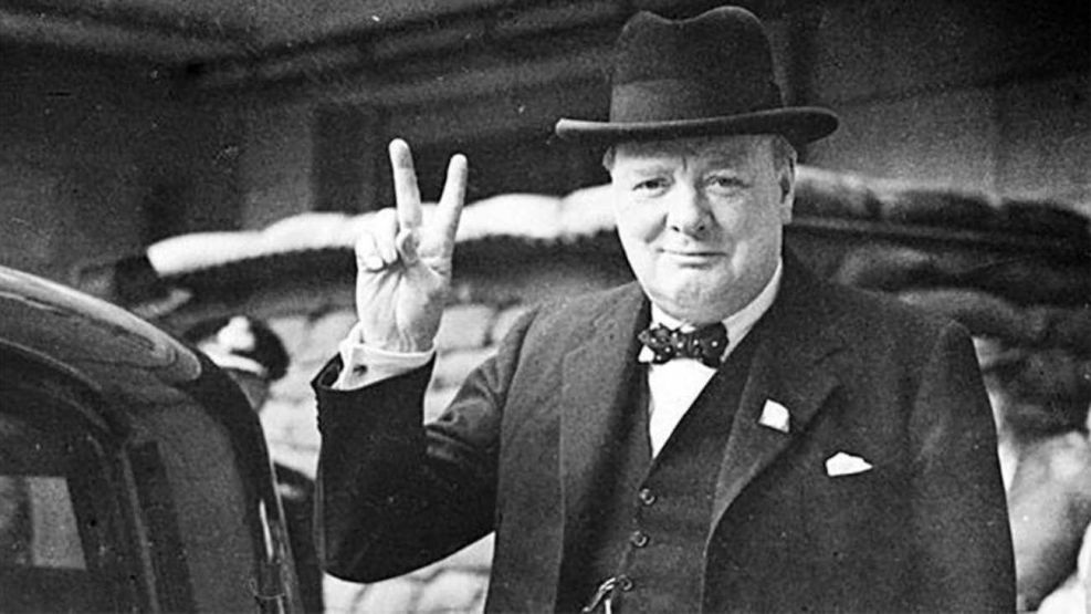Churchill haciendo la V de la Victoria 20250429