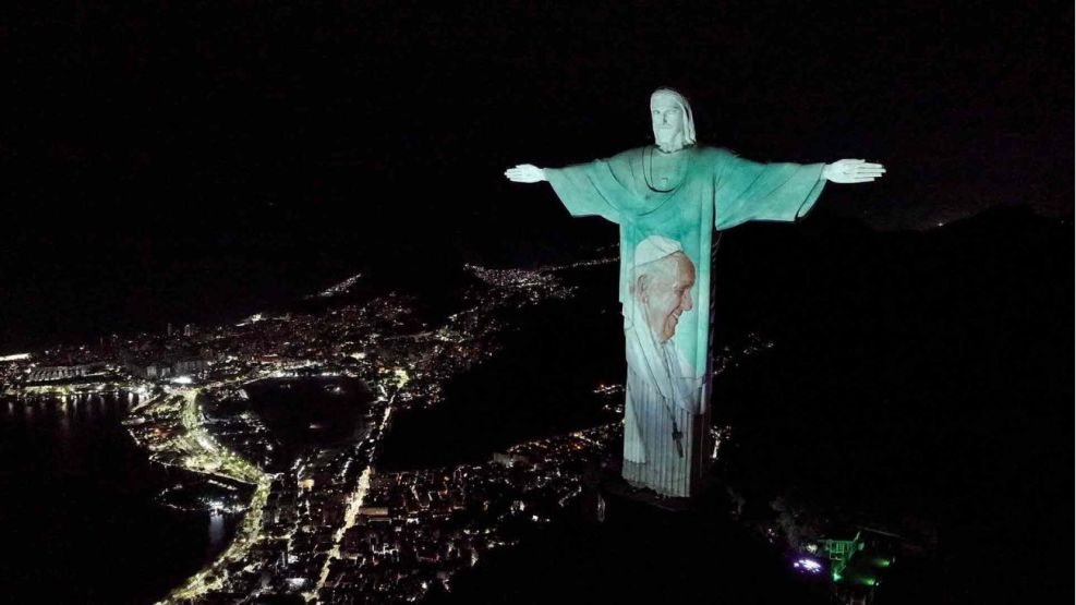 El Cristo Redentor de Río de Janeiro fue iluminado con la imagen del Papa Francisco