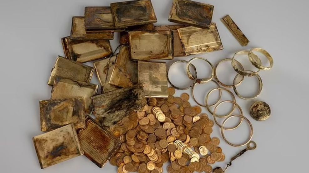 Monedas de oro halladas por especialistas 