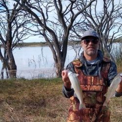 Abril se despide con una temporada de pejerrey a punto caramelo, con un buen número de lagunas que atraviesan un gran momento. Además, la chance de pescarlos en el mar y en el Río de la Plata. 