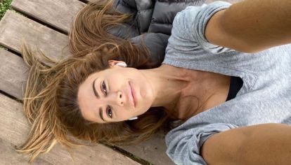 Juliana Awada volvió a marcar tendencia, esta vez en modo deportivo. En una tarde de tenis con amigas, lució un look sporty chic que combina funcionalidad y elegancia: camisa tipo polo, falda corta, visor y zapatillas técnicas. El tenis, más que un deporte, se consolida como inspiración de estilo.
