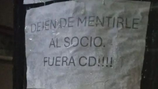 Tensión en Gimnasia de La Plata: aparecieron fuertes mensajes contra la dirigencia