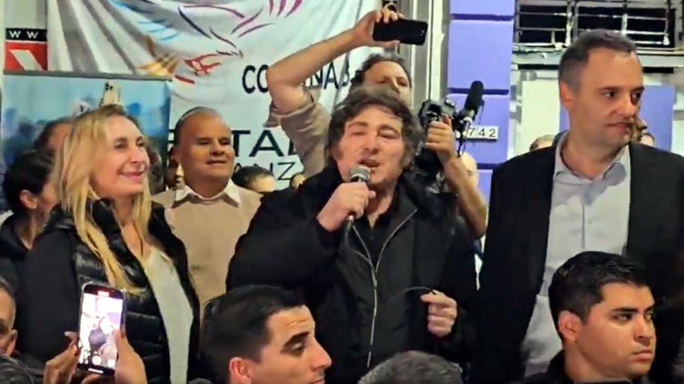 Milei, de lleno en la campaña de CABA: se presentó con Adorni en Lugano y habló de "ponerle el último clavo al... - Image 2