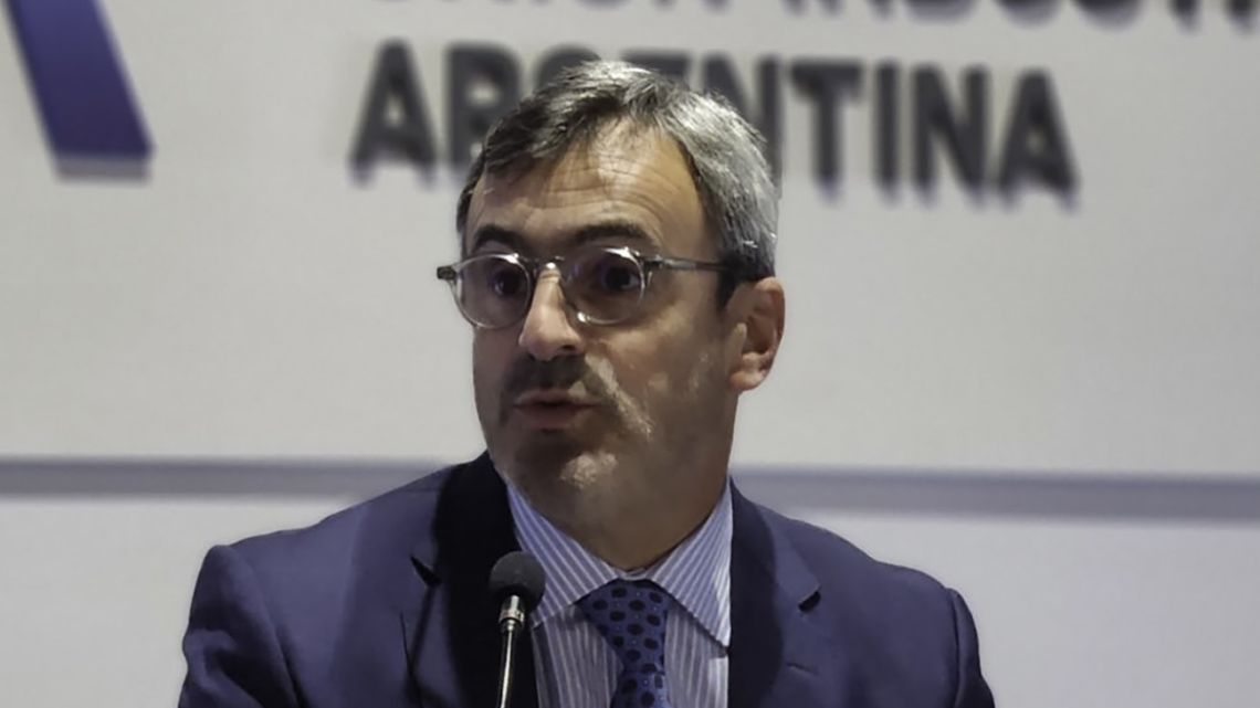 La UIA se reunió con Luis Caputo y reclamó medidas urgentes para aliviar la crisis industrial y PyME