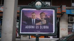 Carteles que vinculan a Manuel Adorni con el caso Libra 20250501