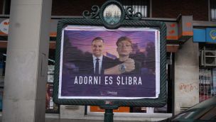 Carteles que vinculan a Manuel Adorni con el caso Libra 20250501