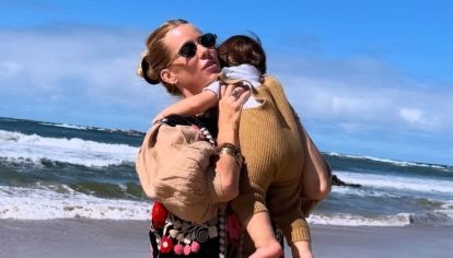 El bebé está disfrutando del mágico viaje con su familia, de una manera muy divertida y original. 