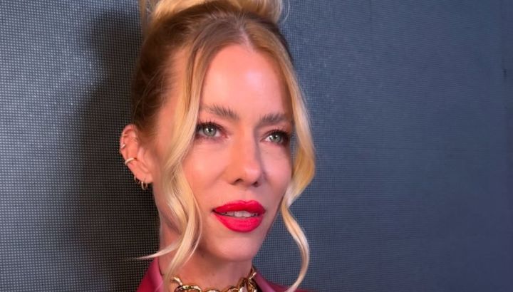 Con el color de la temporada, el look cómodo y canchero de Nicole Neumann para recorrer Disney